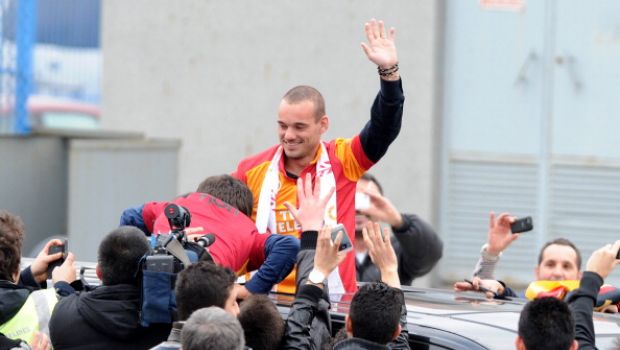 Galatasaray, Sneijder si presenta: &#8220;Convinto da Mou e Van Gaal, sono in un top club&#8221;