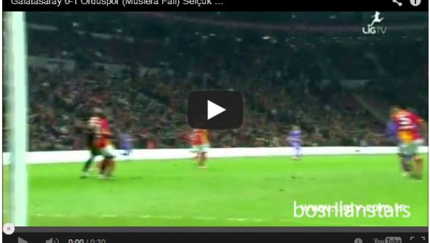 Il pallone rinviato da Muslera rimbalza sul compagno: pazzo autogol! | Video