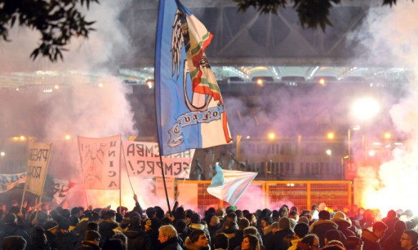 Sostenitori biancocelesti tifano fuori l&#8217;Olimpico durante Lazio-Stoccarda | Foto