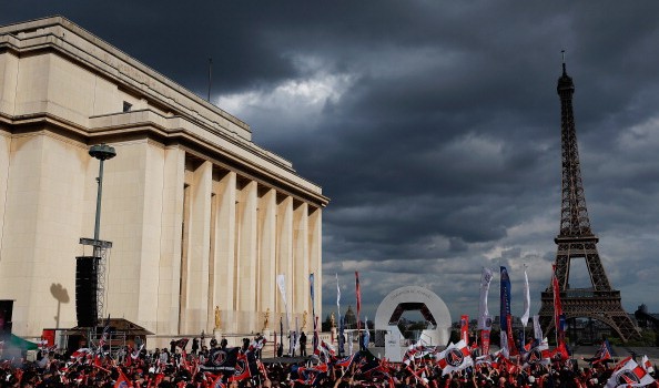 Delirio ultras a Parigi: sospesa la festa Scudetto del PSG per scontri tra tifosi e polizia
