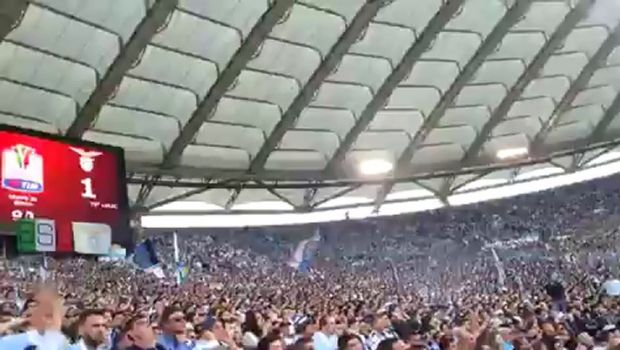 Roma-Lazio 0-1 | Giampiero Pinzi esulta in curva laziale al termine della finale | Video