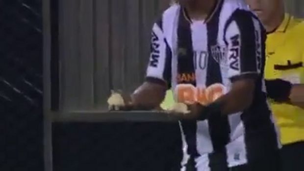 Sassi contro Ronaldinho nella finale d&#8217;andata della Copa Libertadores (Video)