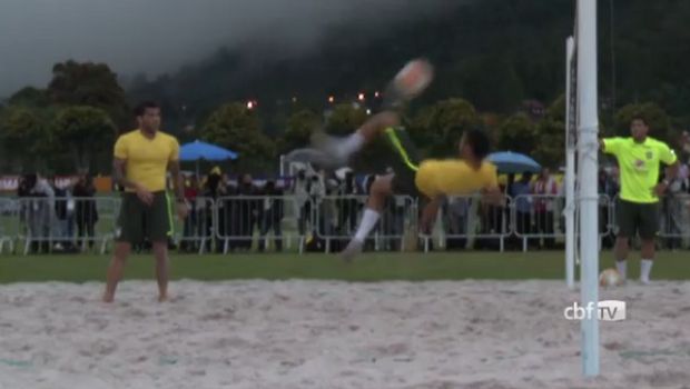 Calcio tennis sulla sabbia: il Brasile si prepara ai Mondiali così [Video]