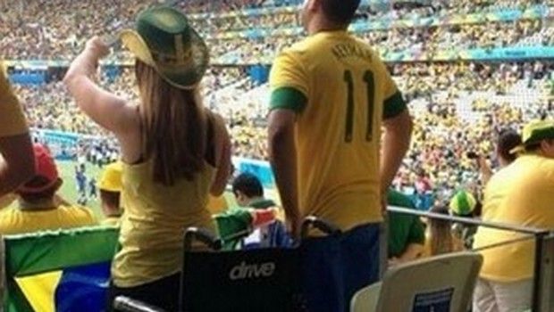 Mondiali 2014: finta disabile in tribuna per Brasile &#8211; Messico, è polemica