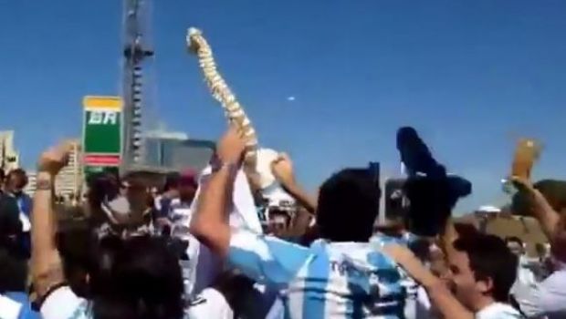 Tifosi dell&#8217;Argentina festeggiano alzando una finta vertebra di Neymar &#8211; Video