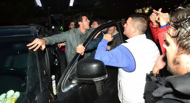 Bari | Sciaudone reagisce ad un tifoso che lo schiaffeggia &#8211; Video