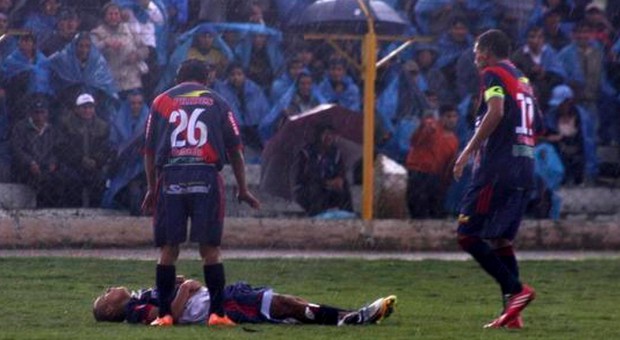Perù, calciatore colpito da un fulmine (Video)