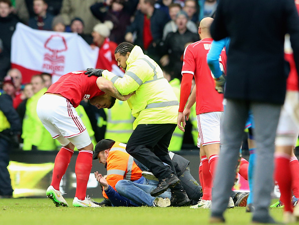 Derby County-Nottingham Forest: tifoso di casa invade il campo e aggredisce un giocatore &#8211; Video