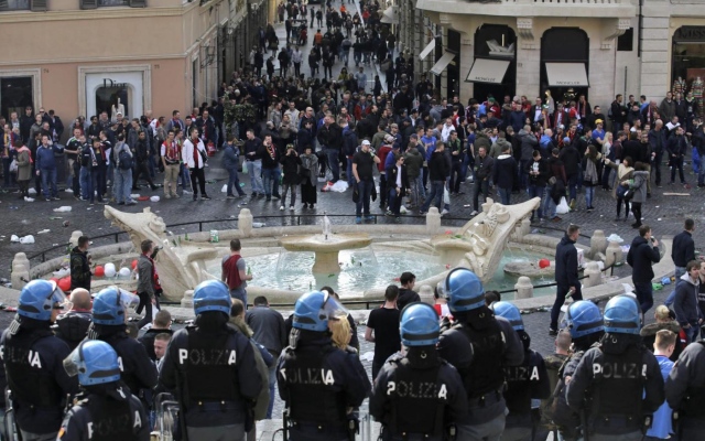 Piazza di Spagna, caos tra tifosi del Feyenoord e polizia &#8211; Scontri e arresti [Video e Foto] &#8211; Marino: &#8220;Indignato&#8221;