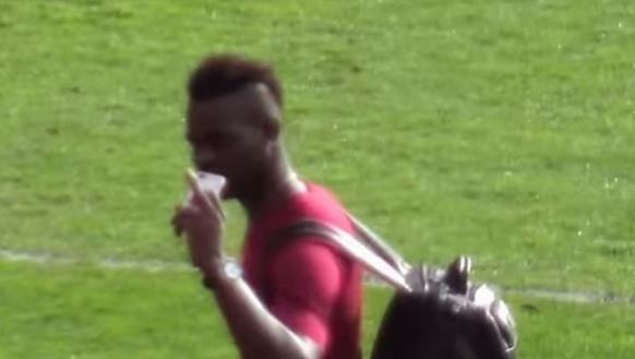 Cori contro Balotelli, lui mostra il dito medio ai tifosi del Manchester United &#8211; Video