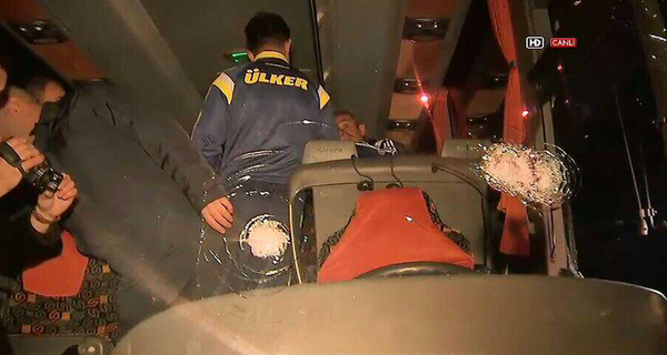 Spari contro il pullman del Fenerbahce, ferito il conducente (video e foto)