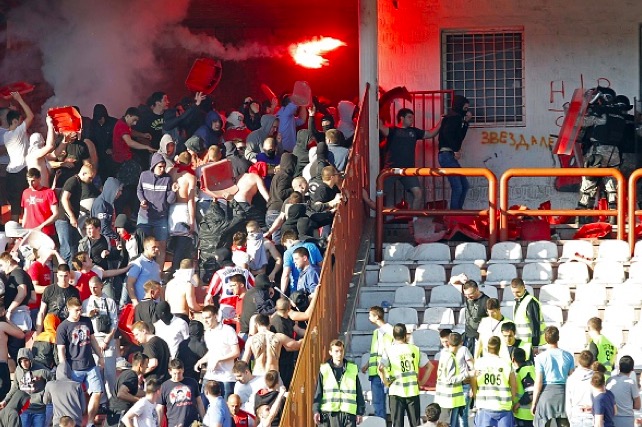 Belgrado, follia ultras nel derby Stella Rossa-Partizan: 50 feriti e 40 arrestati (video)