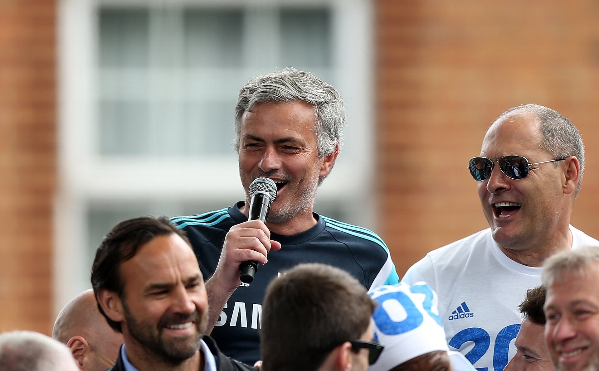 Mourinho canta l&#8217;inno del Chelsea ma non sa le parole (Video)