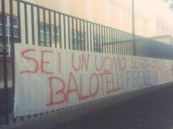 Fiorentina: striscioni contro Balotelli, “uomo senza onore”