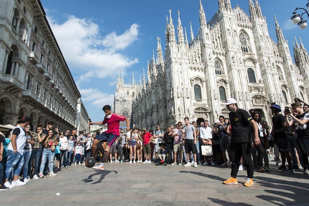 Mastour sfida il freestyler Garnier per le vie di Milano (Video)