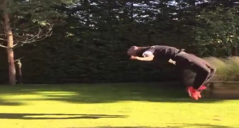 Balotelli è senza squadra, ma lui si diverte a fare capriole in giardino (video)