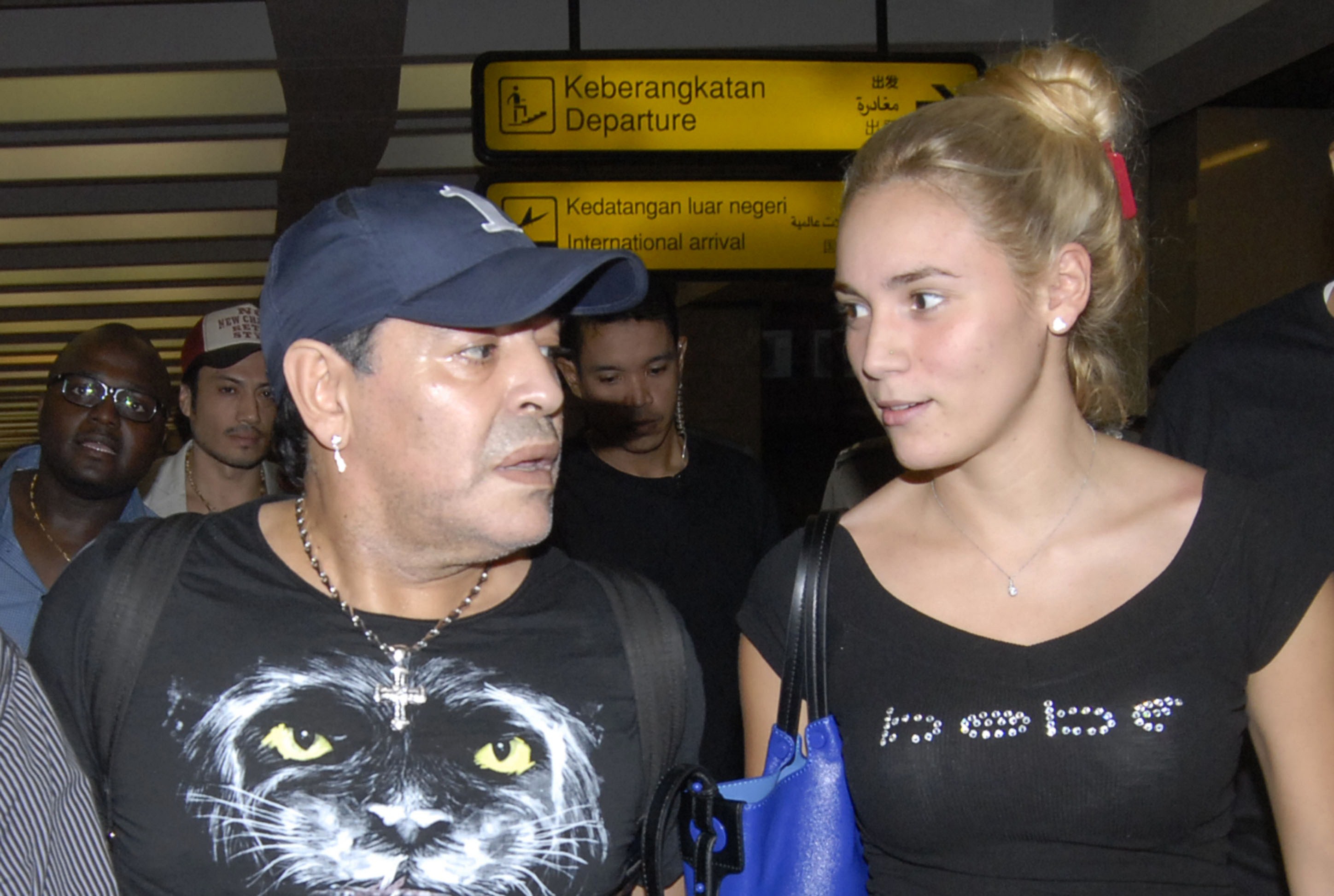 Gossip: Maradona sposa Rocio, celebra Papa Francesco?