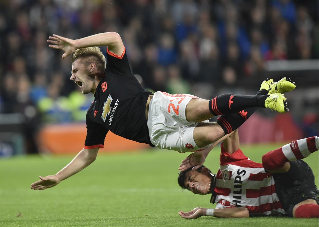 PSV Eindhoven-Manchester United: Moreno rompe una gamba a Shaw