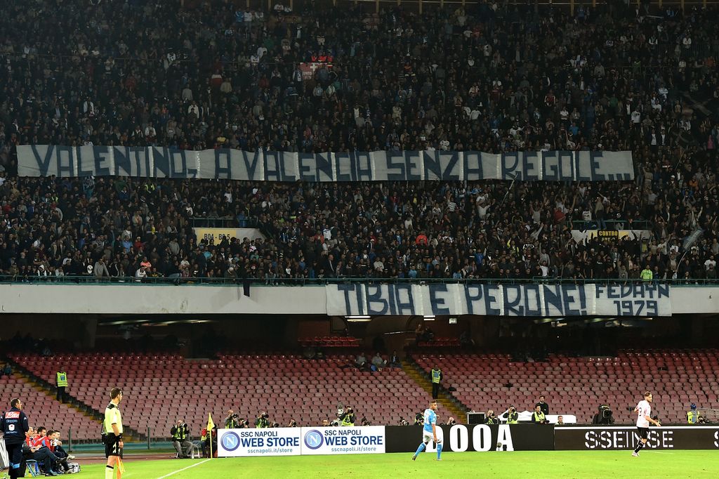 Napoli, striscione per Rossi: &#8220;A Valencia senza regole, tibia e perone&#8221;