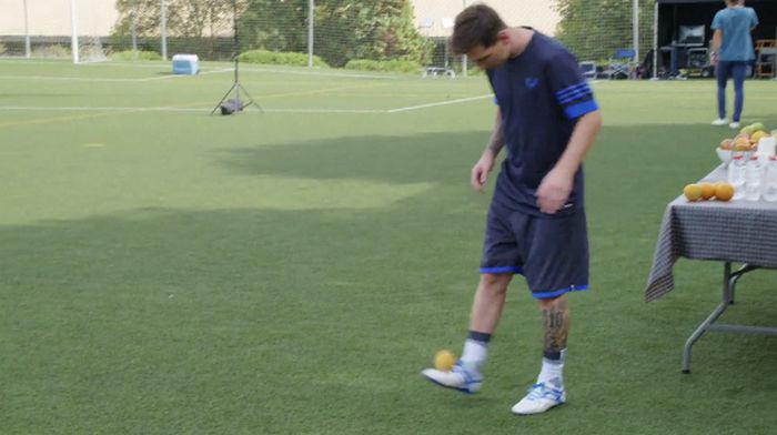 Messi palleggia con un&#8217;arancia, rientro vicino (Video)