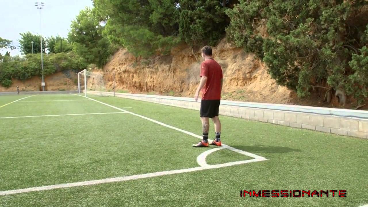 Lionel Messi: traversa da corner
