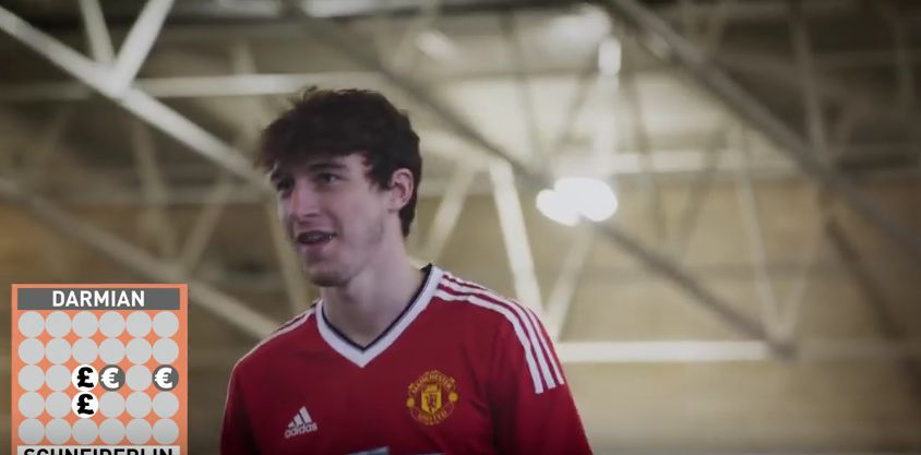 Manchester United: Darmian vince a Forza 4 con i piedi (Video)