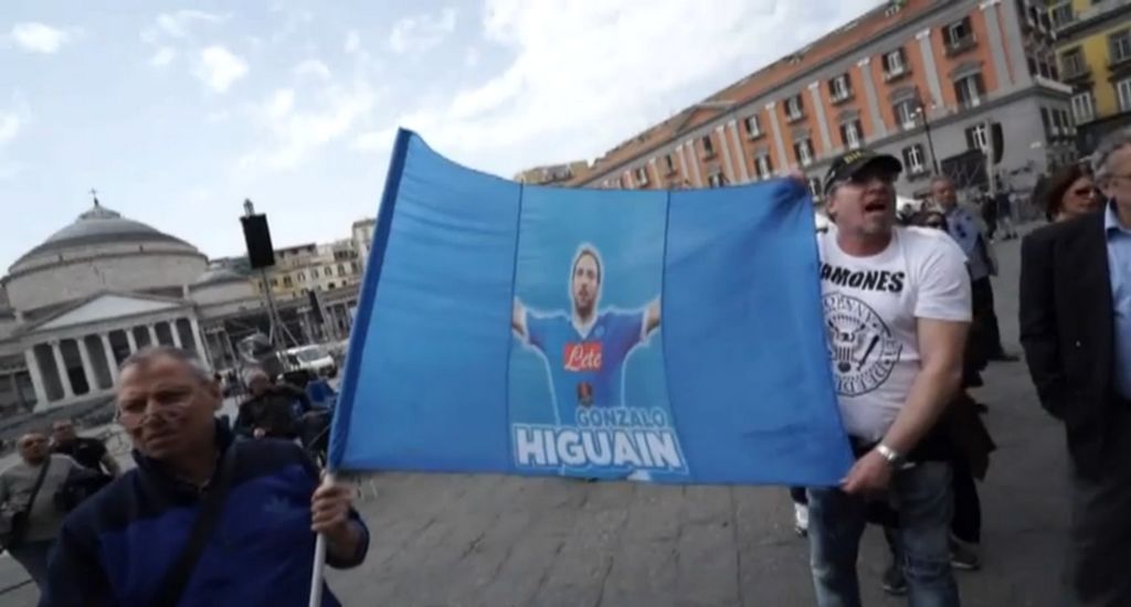 Napoli: flash mob in piazza per difendere Higuain (Video)