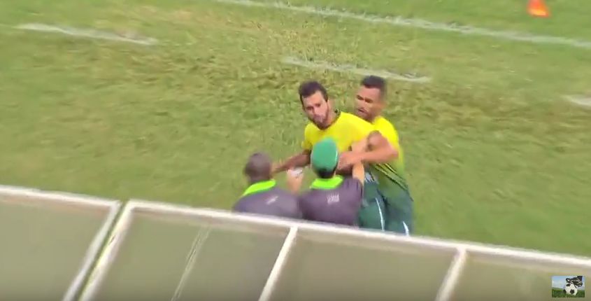 Brasile: calciatore sostituito tenta di aggredire allenatore (Video)