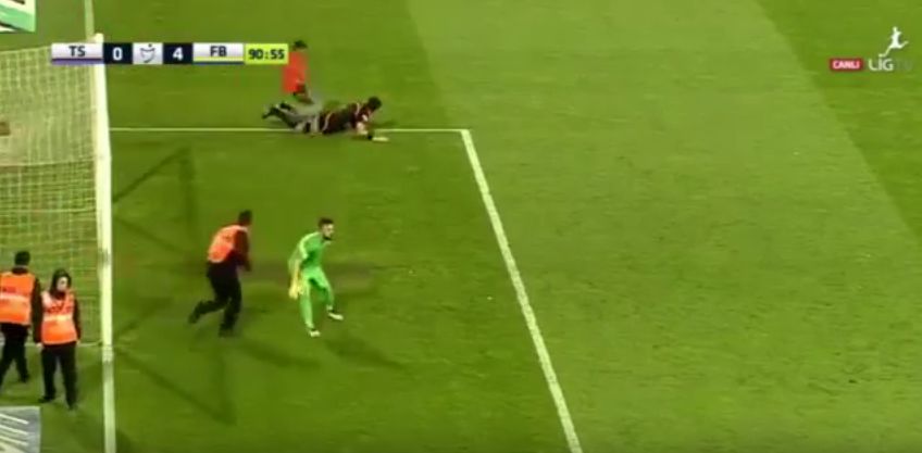 Turchia, Trabzonspor-Fenerbahce: tifoso aggredisce arbitro (Video)