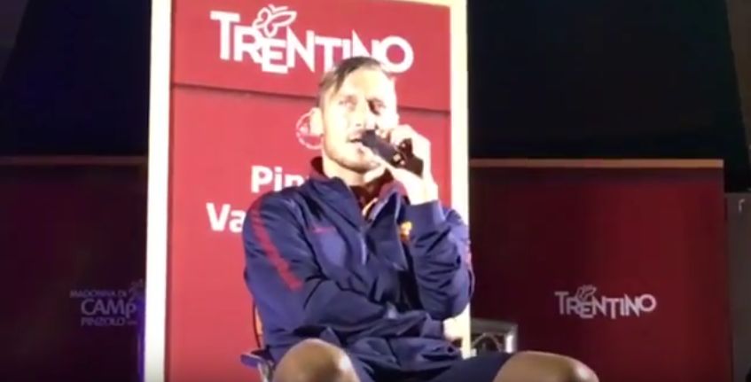 Roma: Totti canta Baglioni in ritiro (Video)