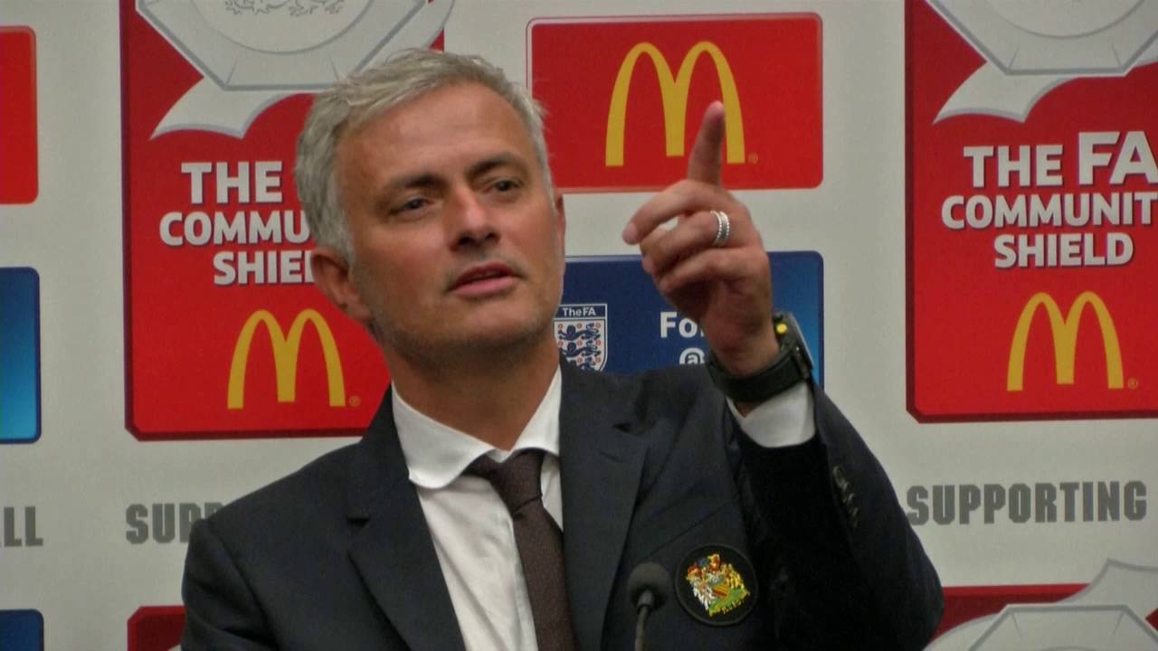 Jose Mourinho pizzica giornalista dormiente durante la sua conferenza stampa