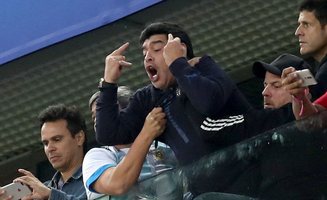 Nigeria-Argentina 1-2: la pazza gioia di Maradona dopo il gol di Messi (Video)