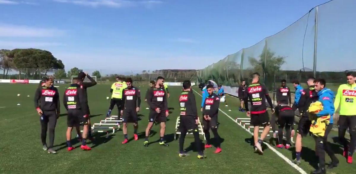 Insigne fa il gesto di Simeone in allenamento con il Napoli (VIDEO)