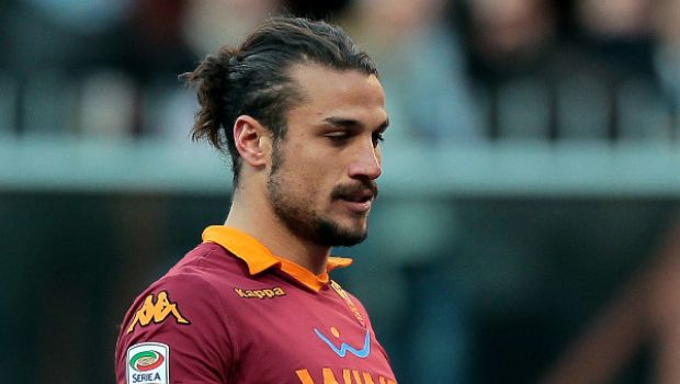 Caos Roma, tensione a Trigoria: uova e sassi contro la macchina di Osvaldo