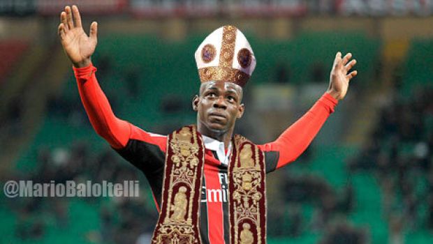 Balotelli risponde agli insulti sul web: &#8220;Meglio scimmia che cogl&#8230;e&#8221;