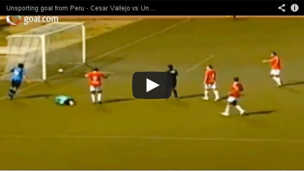 Dal Perù il gol più controverso della storia | Video