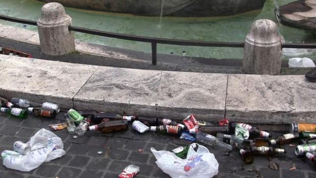 Tre tifosi tedeschi accoltellati a Roma prima della partita | Le foto del bivacco di Piazza di Spagna