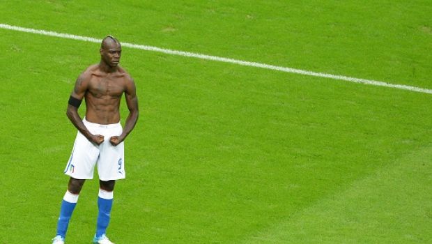 Balotelli, l&#8217;esultanza contro la Germania diventa statua. In casa sua