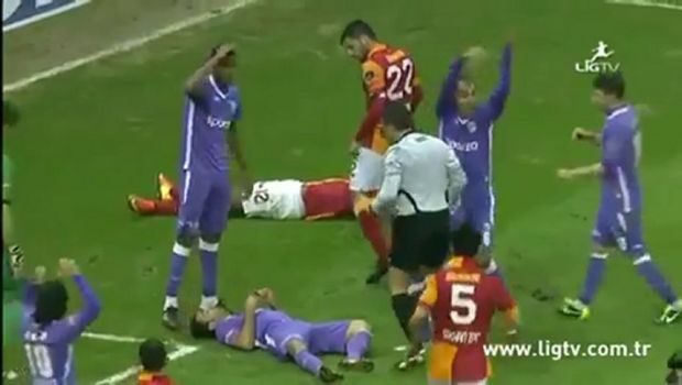 Video: Drogba sviene in campo dopo uno scontro con Barral, nessuna conseguenza per i due