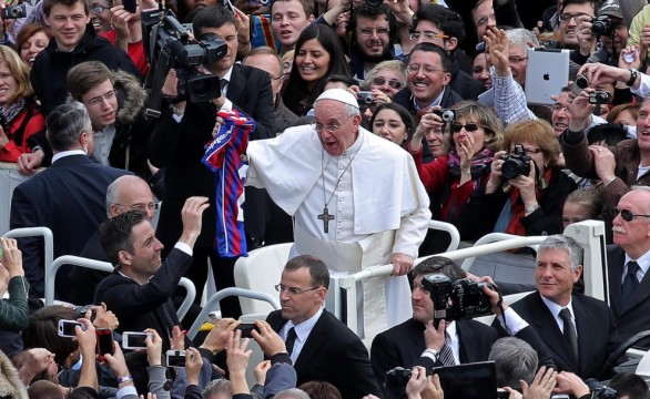 Papa Francesco riceve la maglia del San Lorenzo a Piazza San Pietro