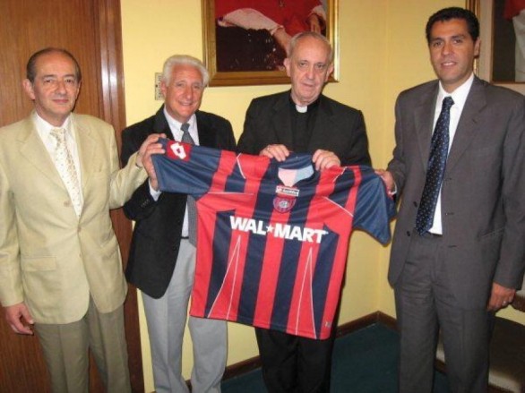 Papa Francesco I è un calciofilo: le foto con la maglia del San Lorenzo