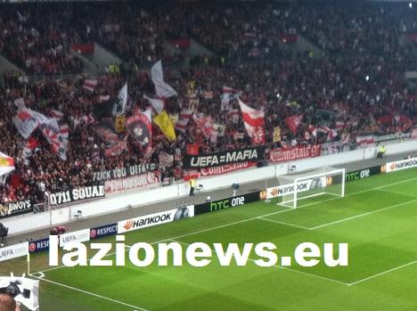 Stoccarda-Lazio | Striscione dei tifosi tedeschi: &#8220;Uefa = Mafia&#8221; | Foto
