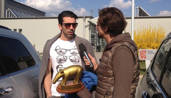 Juventus, Gianluigi Buffon riceve il Tapiro D&#8217;Oro da Striscia la Notizia