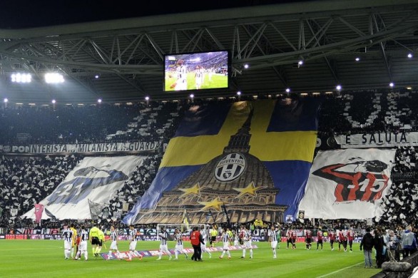Juventus &#8211; Milan, spettacolare coreografia dei bianconeri e cori per Balotelli