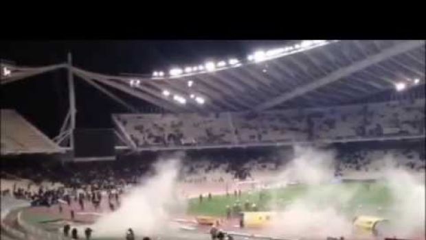 Grecia, Aek Atene &#8211; Panthrakikos sospesa per invasione di campo. Scontri tra tifosi e polizia prima di Olympiacos &#8211; Panathinaikos (VIDEO)