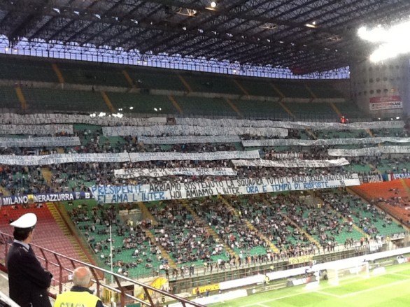 Inter, la polemica dei tifosi: 12 domande rivolte a Moratti tramite altrettanti striscioni
