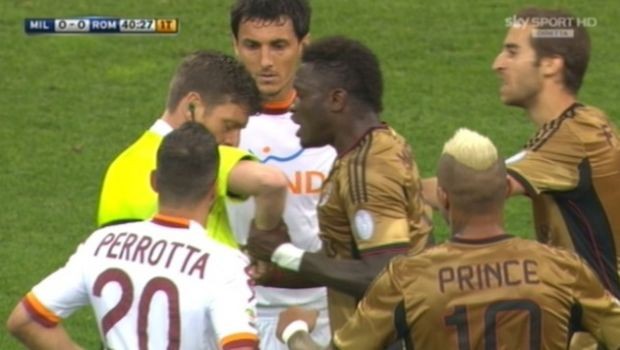 Muntari trattiene l&#8217;arbitro, espulsione folle in Milan &#8211; Roma