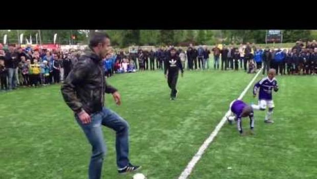 Finte e giochetti, gli skills di Van Persie e i suoi amici contro i bambini (Video)