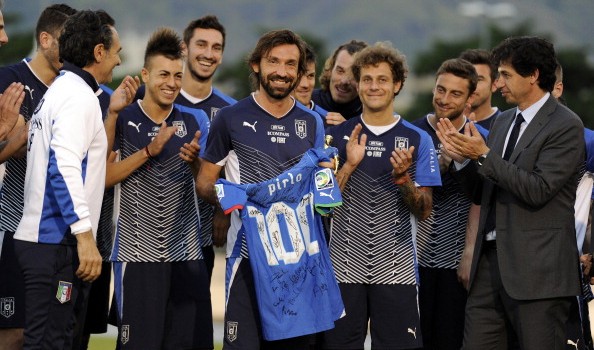 La Figc premia Pirlo con una maglia numero 100 ed una statuetta | Foto