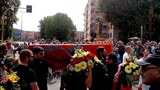 Tifosi della Lazio celebrano il funerale della Roma | Foto